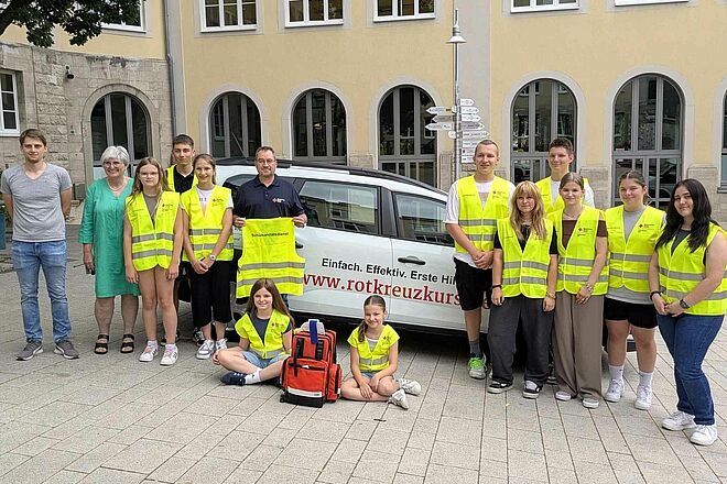Schulsanitäter in ihren neuen Westen vor der Schule