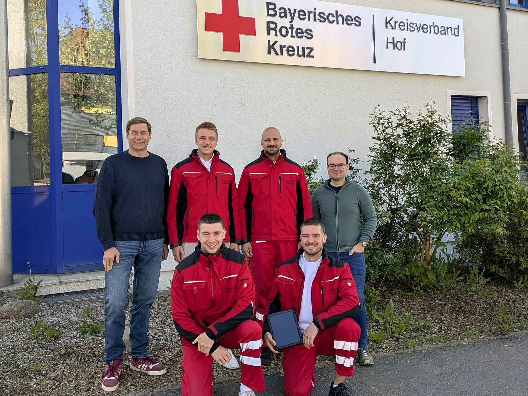 Das Werbeteam zusammen mit dem Kreisgeschäftsführer vor der Geschäftsstelle