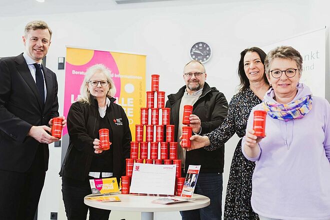 Bei der Übergabe der gespendeten Notfalldosen in der Leitstelle Pflege Hofer Land (von links): Landrat Dr. Oliver Bär, Kirstin Weber (BRK Kreisverband Hof), Markus Hannweber (Integrierte Leitstelle Hochfranken), Alexandra Puchta (Leitstelle Pflege Hofer Land), Kathrin Hücherig (Pflegestützpunkt Hofer Land)