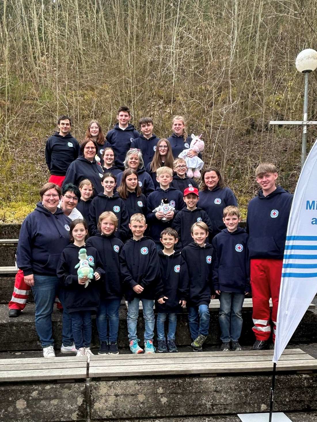 Die teilnehmenden Kinder zusammen mit ihren Trainern und Betreuern